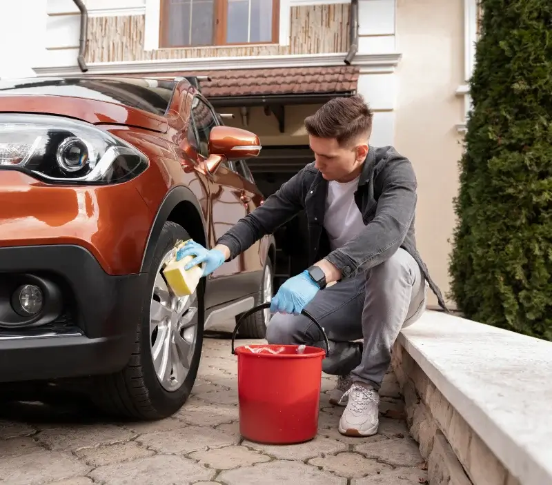 Lavage auto à domicile Rochefort-du-Gard : professionnel intervenant sur un véhicule